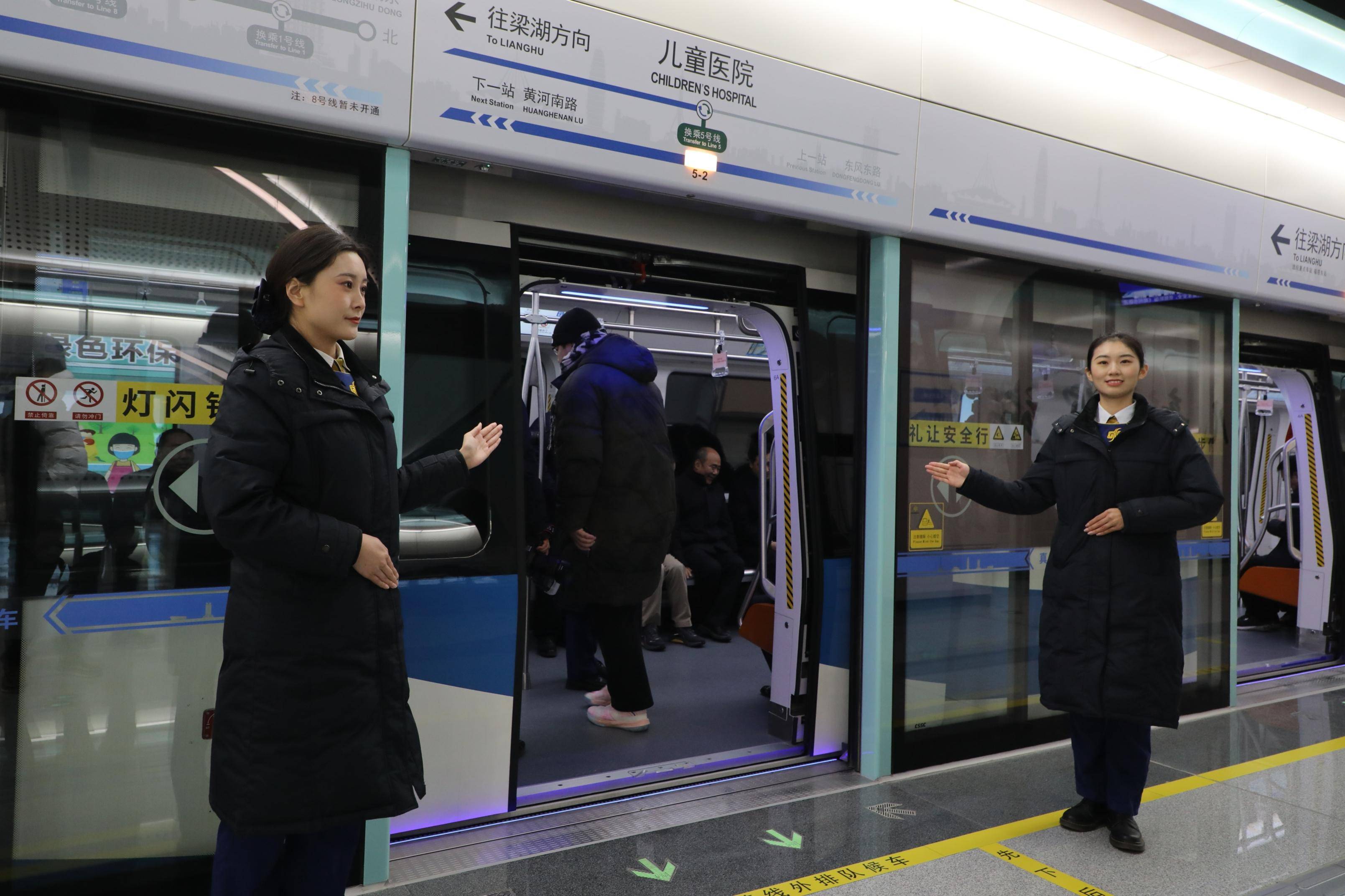 郑州地铁12号线开门载客 市民学子抢先"打卡"_龙子_线路_湖东