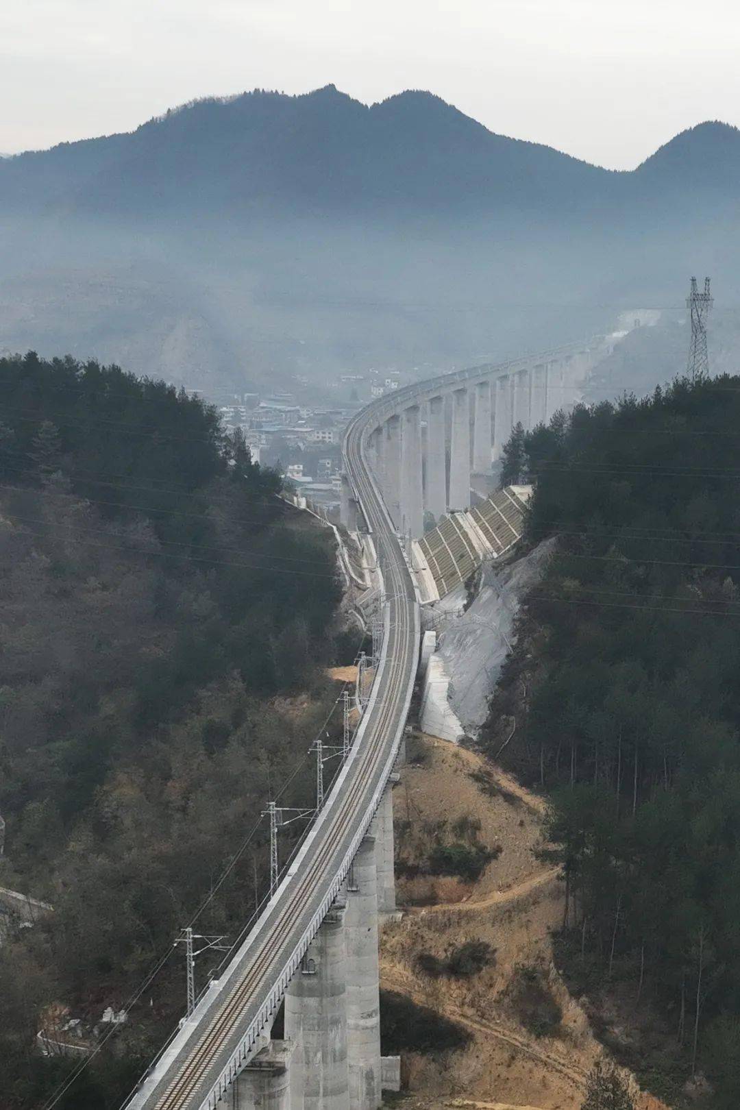 新建隆黄铁路叙永至毕节段今日开通!