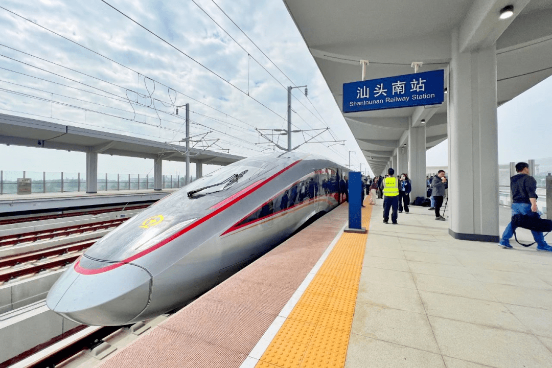 汕头南站站前广场共设有450个车位,其中地上11个,地下439个.