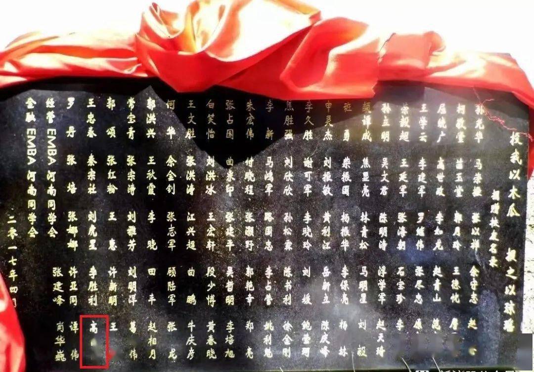 这是一块牡丹石原石,"个头"并不大,花朵密集,硕大,匀称.