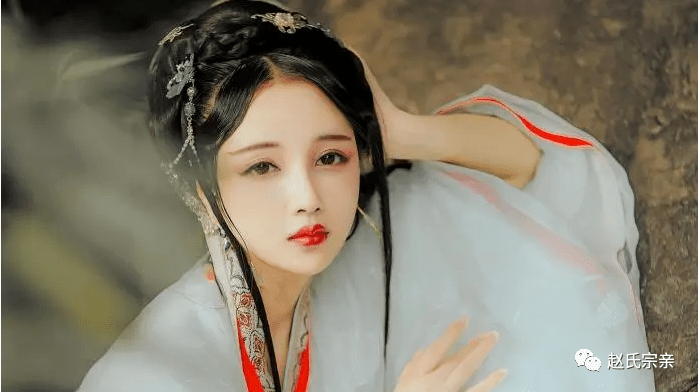 酒过三巡之后,坏书生本想和其他宴客一起离开府邸,却恰好听到了新娘给