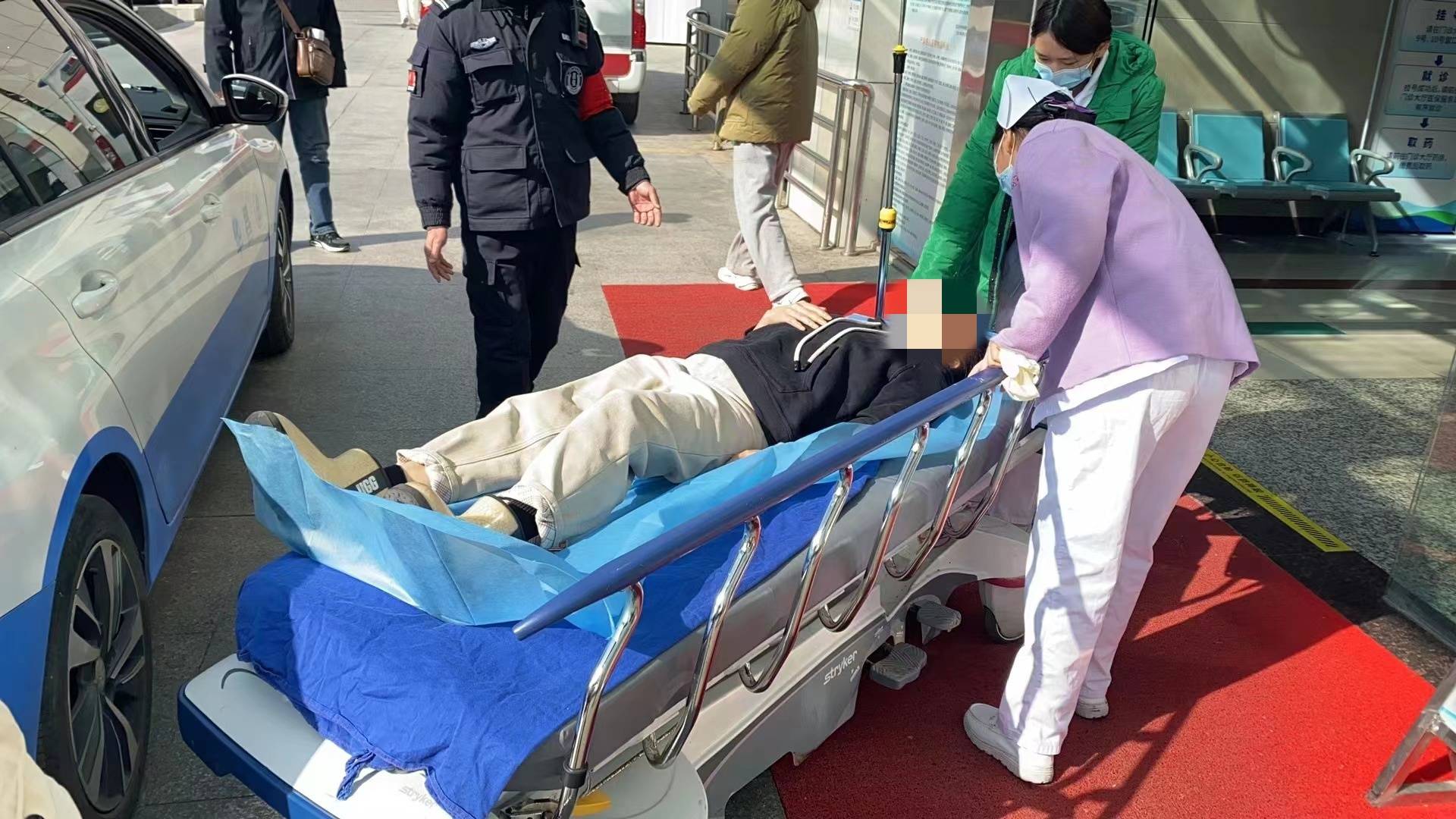 武汉一女子隧道内发生车祸,热心的哥开双闪火速送医救治