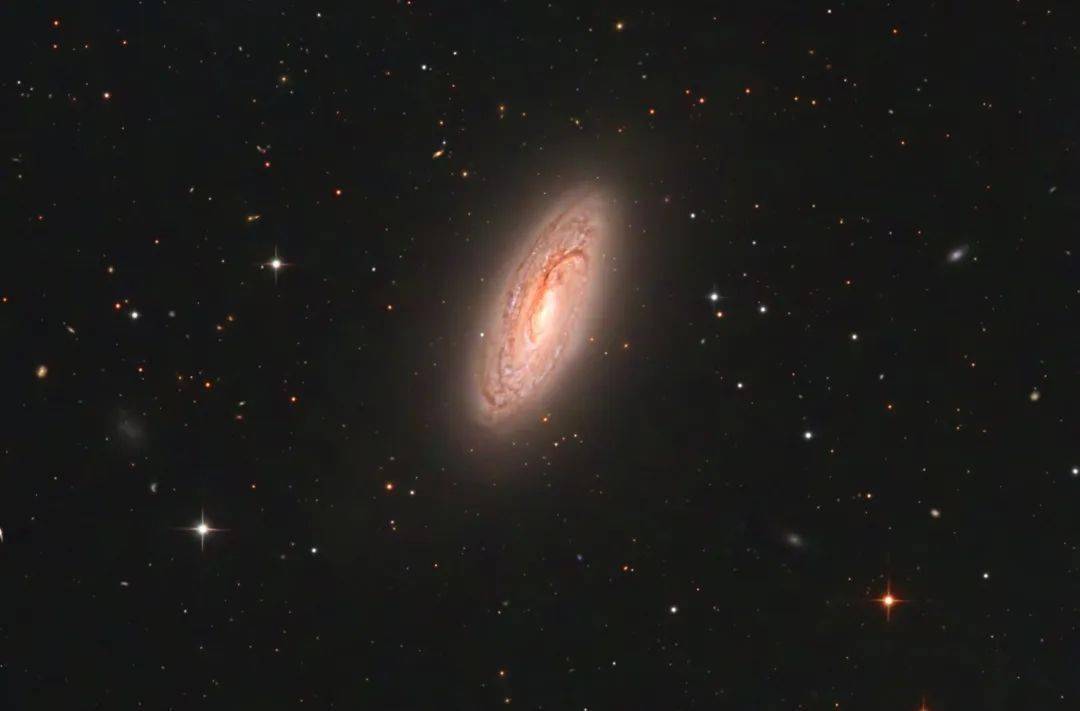 ngc 5033和它的星系朋友们 