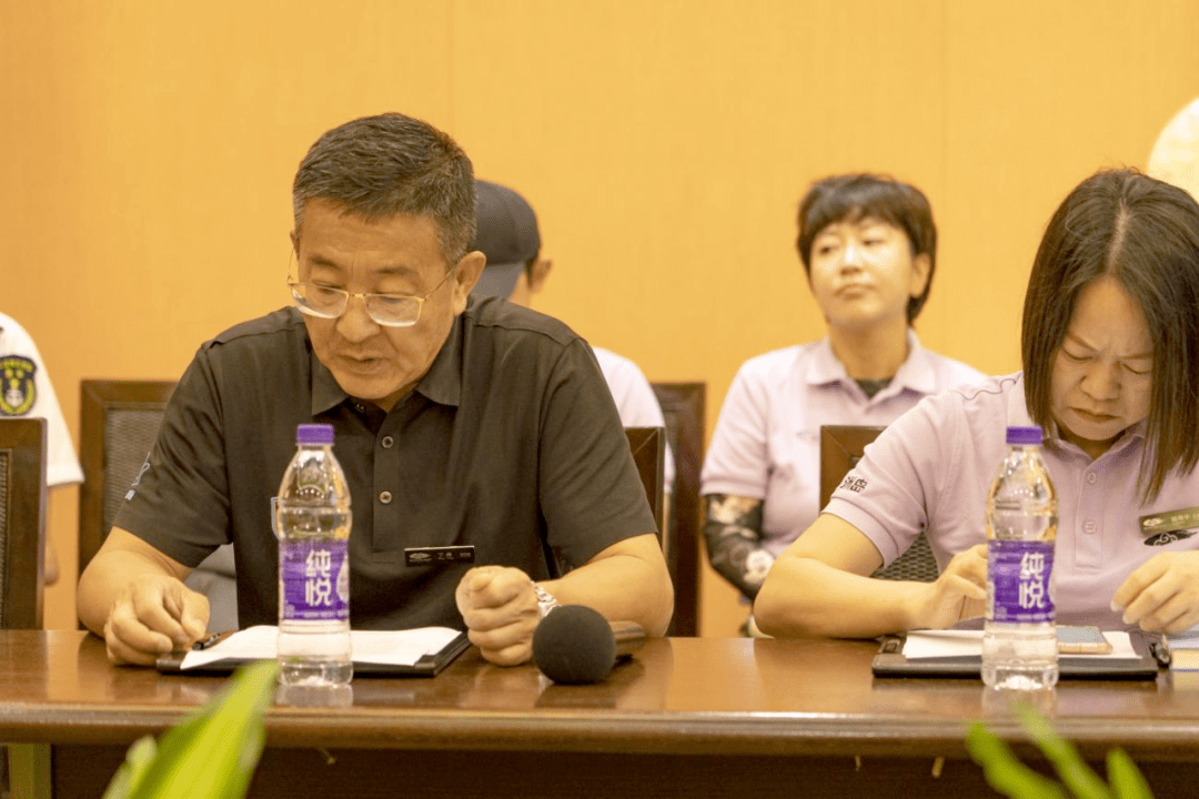 蜈支洲岛旅游区副总裁丁峰发言,对审核组老师的到来表示欢迎和感谢,并