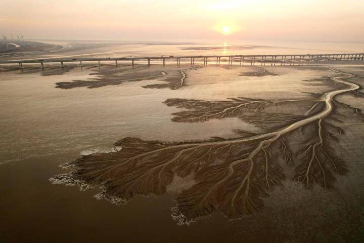 来欣赏今晨钱塘江沙洲冰冻奇景,好消息是气温要逐渐回升了_沈达_影响