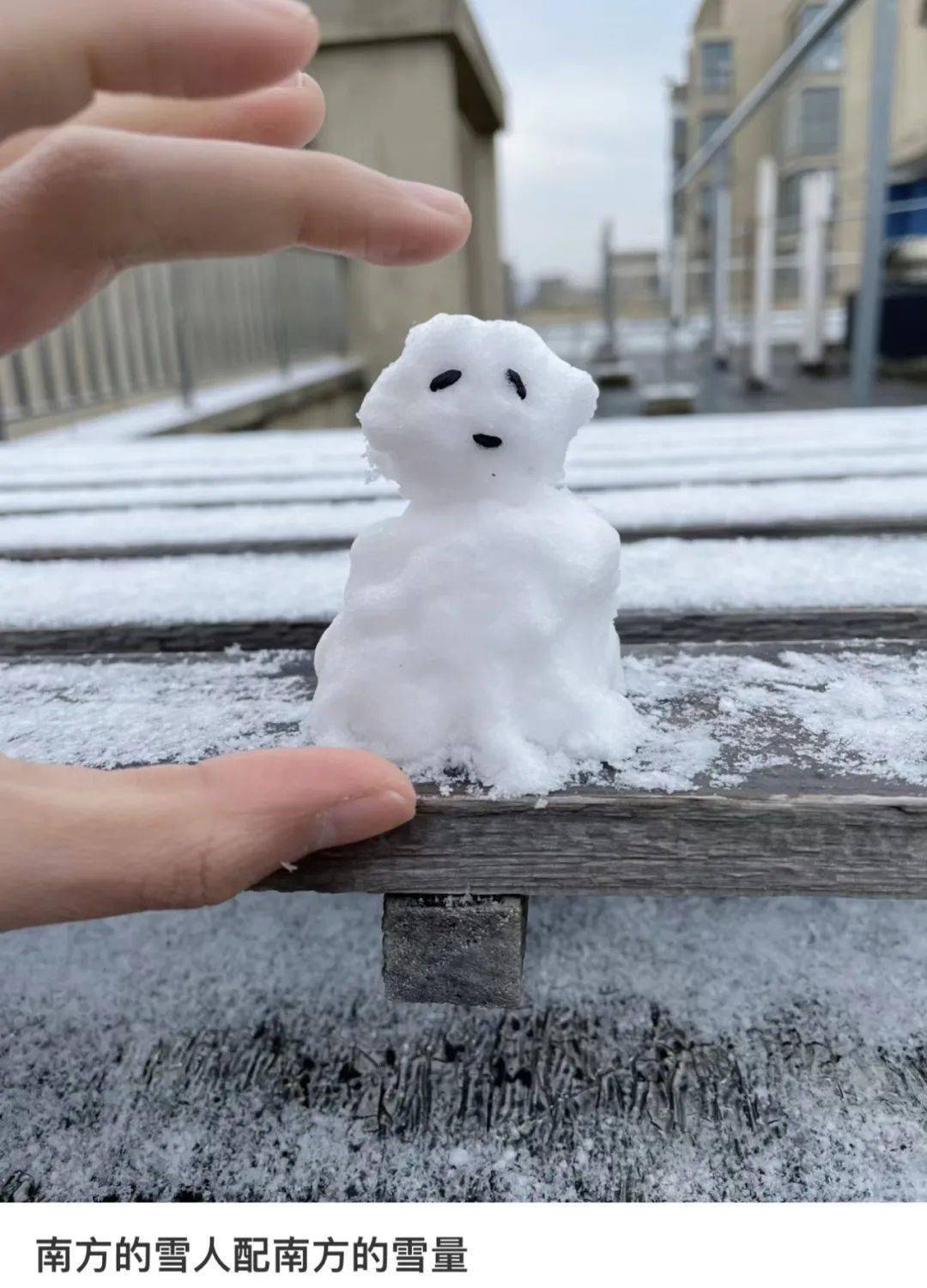 下雪在车上画哆啦a梦图片