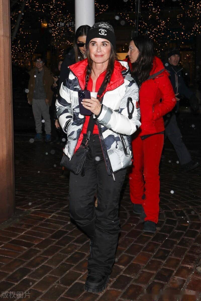 凯尔-理查兹与女儿们深夜购买圣诞物品_美国_时间_阿斯彭