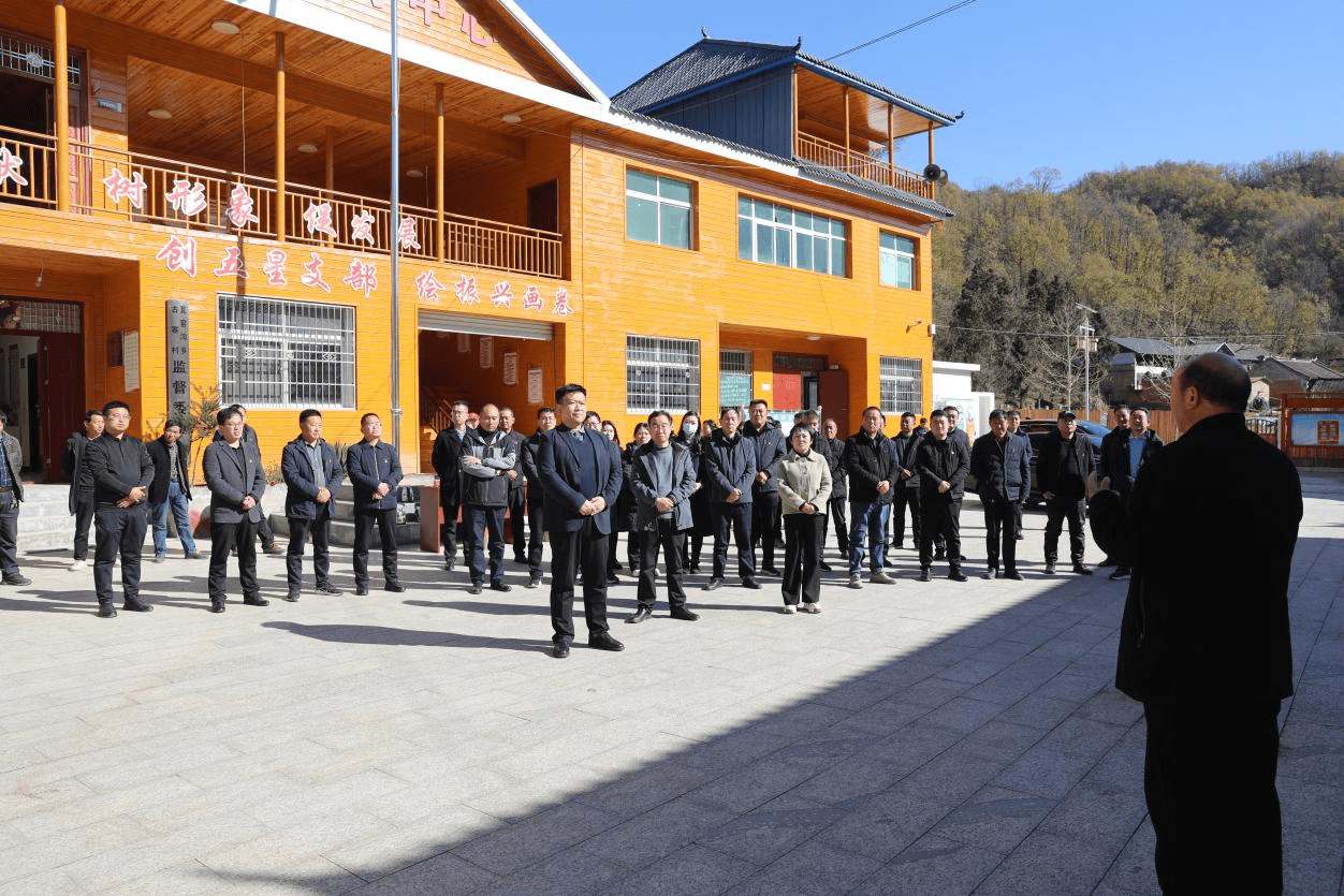 深夜,卢氏县委会议室灯光依然明亮,县委把"五星"党支部创建作为常委会