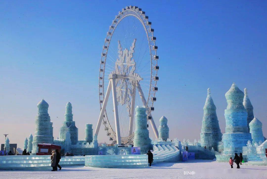白天的冰雪大世界,宛如冰雕玉砌的"魔城"_冰城_哈尔滨_旅游