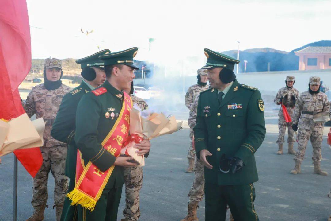 致敬忠诚!"中国武警十大忠诚卫士"扎巴载誉归来