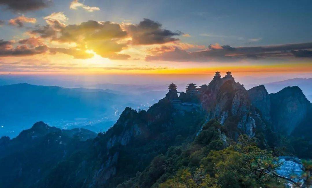 马鬃岭海拔2217米,是观赏老君山自然风光的最佳地点.