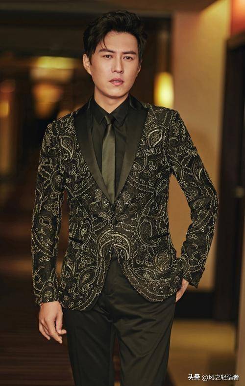 靳东颜值有多高?看他与黄晓明,胡歌等明星的合照就知道