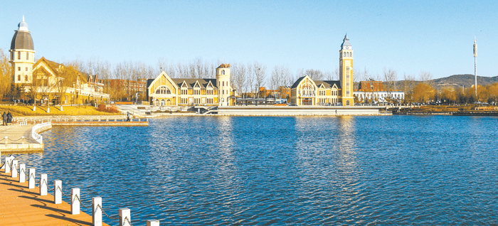 12月24日,冬日阳光下,淮海公园内水天一色,美景如画.