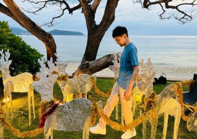 林志颖携全家度假,双子星颜值差异大!