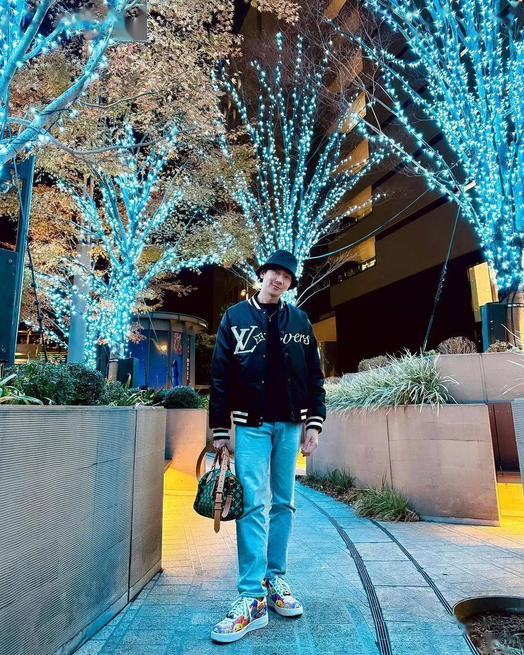 林俊杰穿了双村上隆三方联名 air force 1,有消息称全球总共只有4349