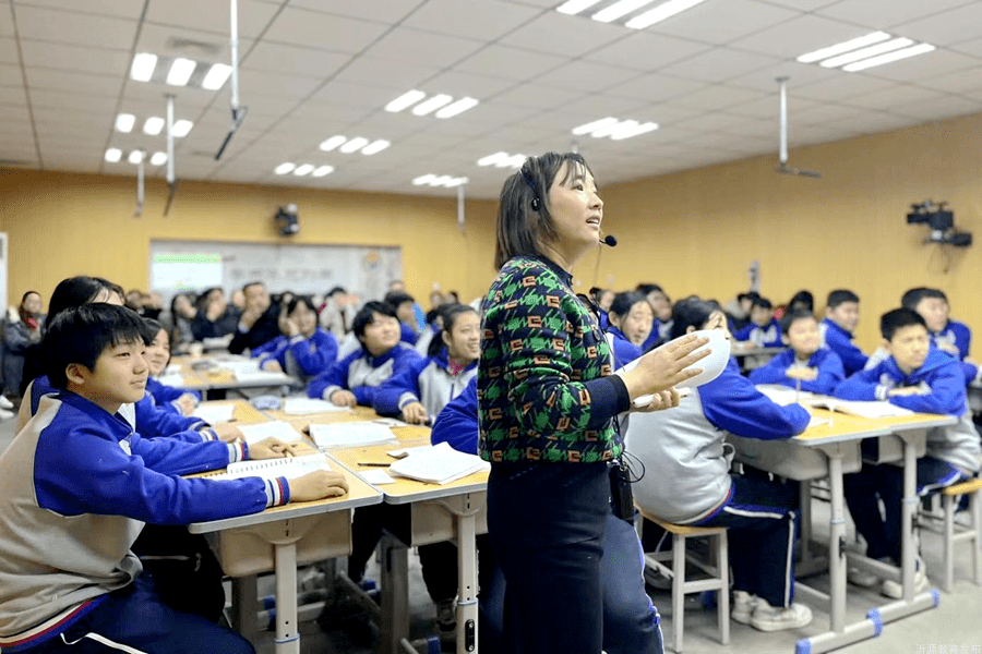 县实验中学教师朱庆红执教写作指导课.