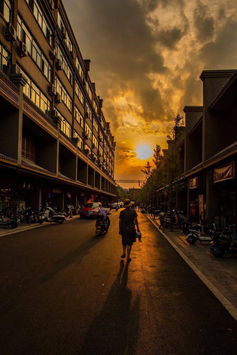 黄昏,在街道的暮色里走走停停_宇宙_时间_微风