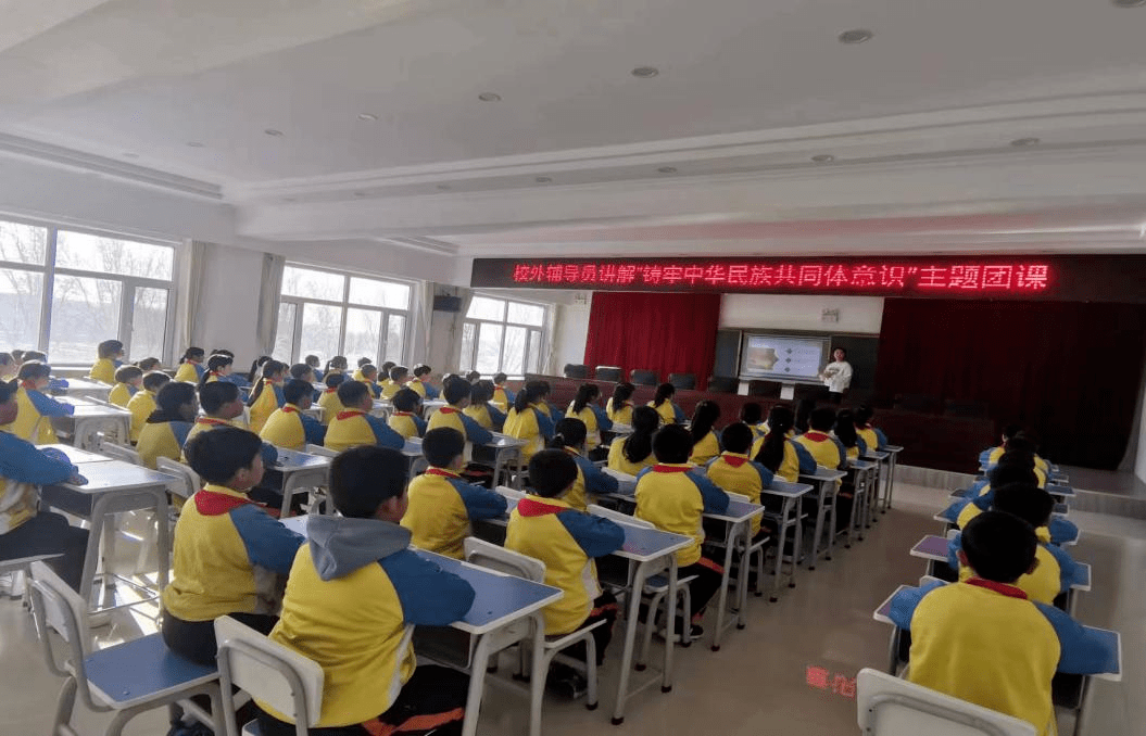 在镇初级中学,校外辅导员贾安冉阐述了中华民族共同体的含义,铸牢中华