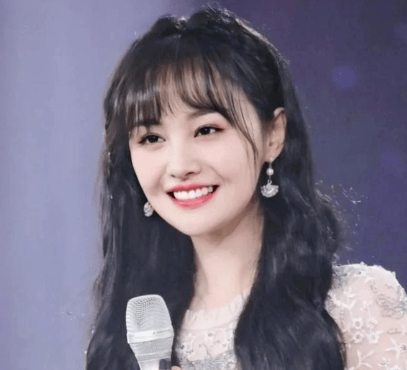 郑爽被法院公告!将被限制出境,财产将被查封,冻结,拍卖?