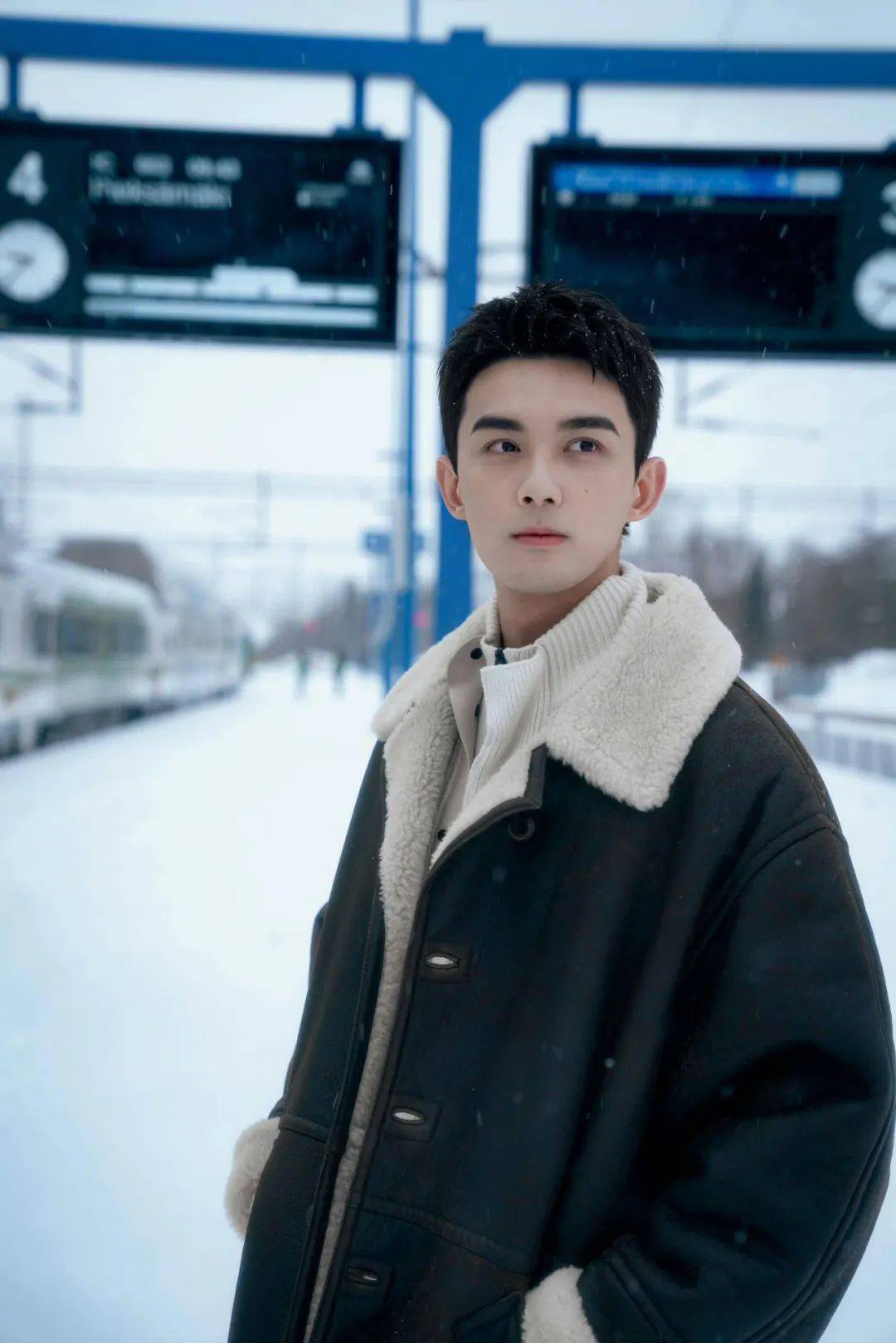 就开始从奶油流量小生逐渐往硬汉实力派男演员转型,copy彭于晏的风格