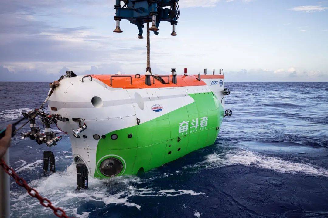"奋斗者"号载人潜水器除了载人潜水器我国还有"海斗"号,"海燕"号和"