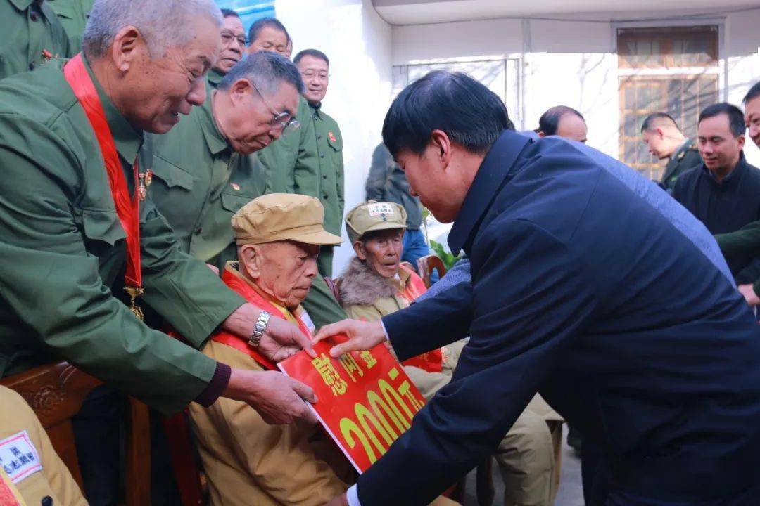 12月28日,县委书记王远一行走访慰问了抗美援朝老兵,给他们送去
