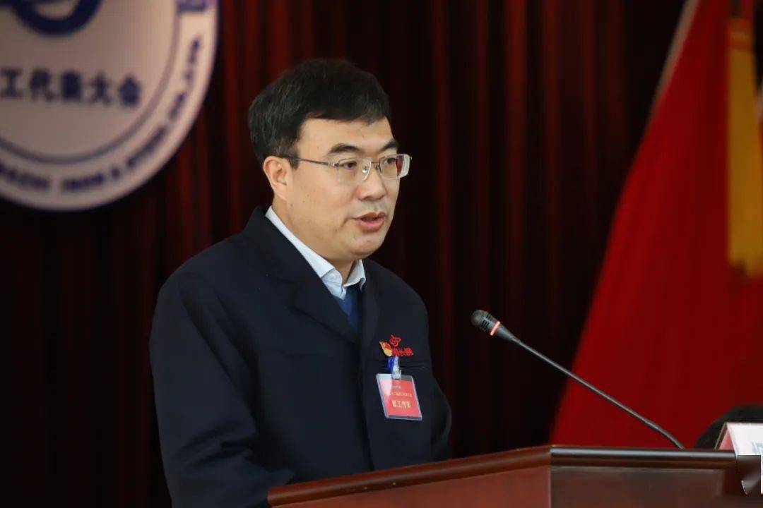 公司党委副书记,总经理程向前作题为《创新驱动 反复冲锋 精细管理 稳