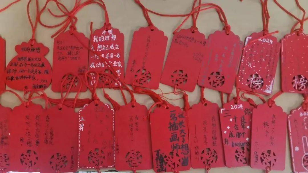 彩色的梦想牌上瞬间幻化成一股力量,带着孩子们的期盼与希望,在冬日的