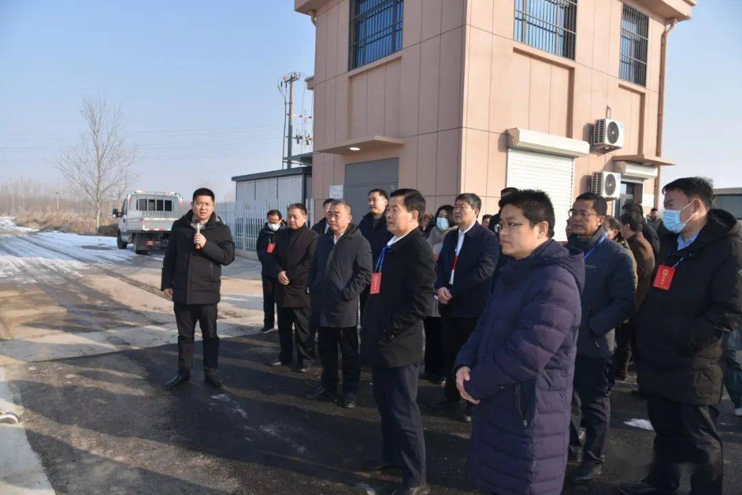 常委会主任郭丰青主持会议并讲话,区人大常委会副主任申兆勇,张振华