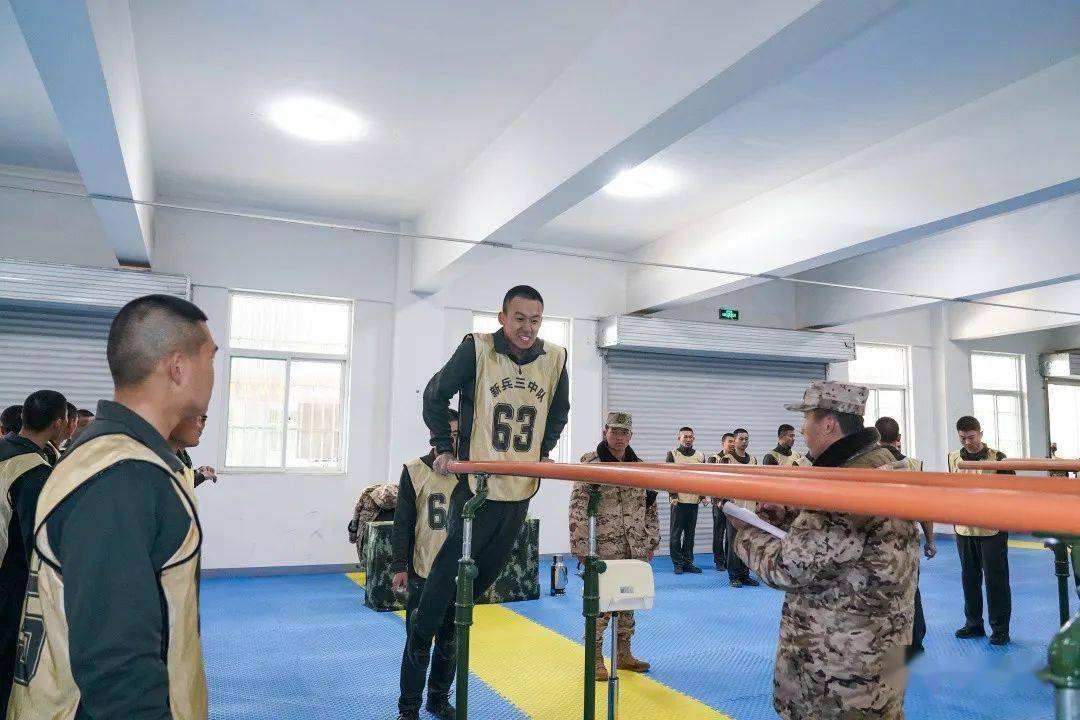 引体向上,3000米跑,仰卧起坐,30*2蛇形跑……从跑道到训练场新兵们
