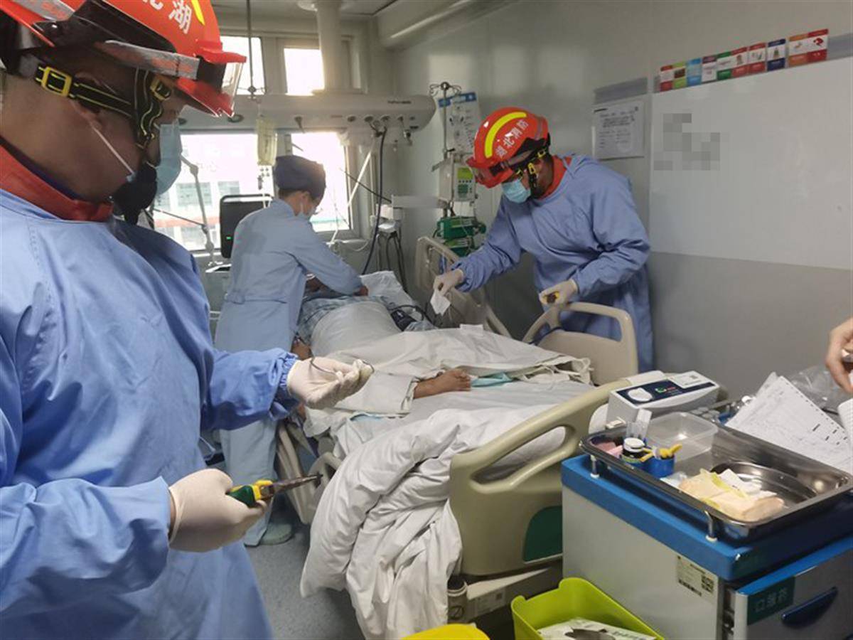 患者手臂肿胀致手镯难取影响治疗,消防员来到病房成功取下