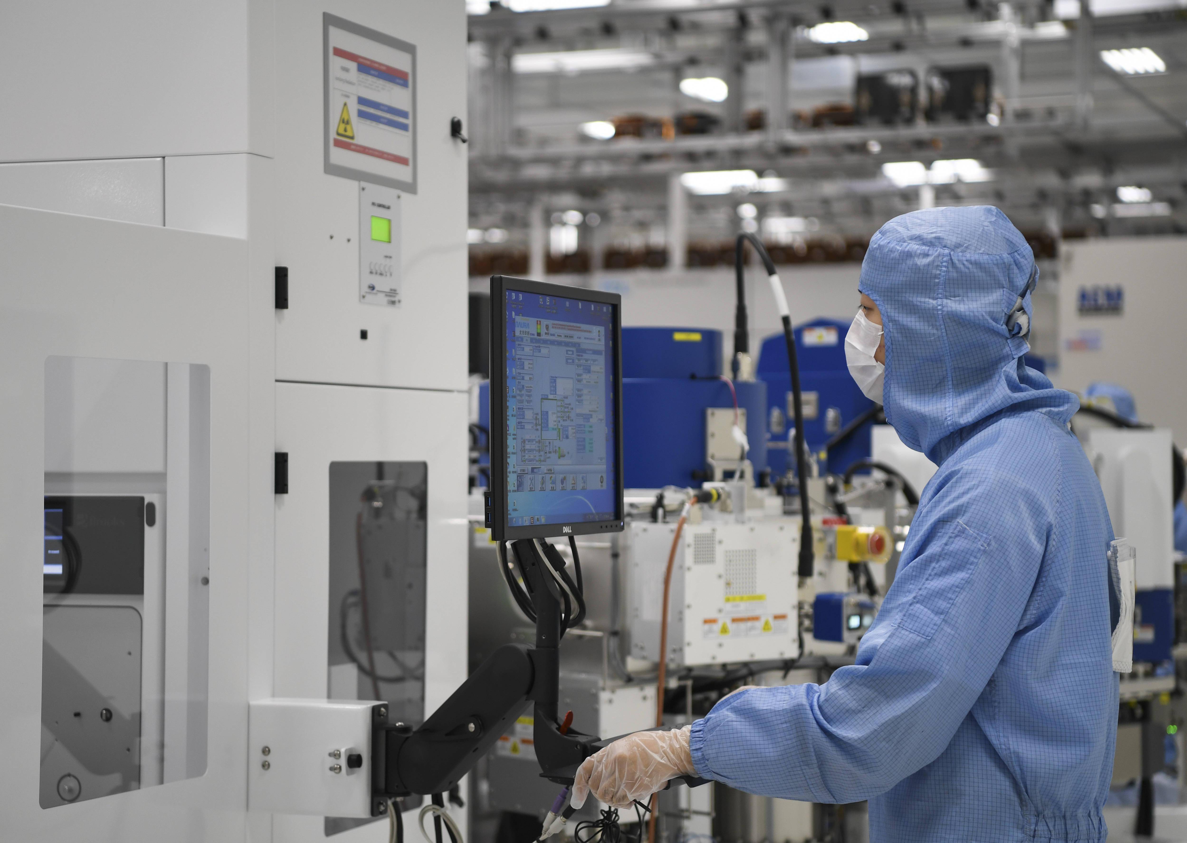 8月24日,西部(重庆)科学城华润微电子重庆园区工人在12吋功率半导体