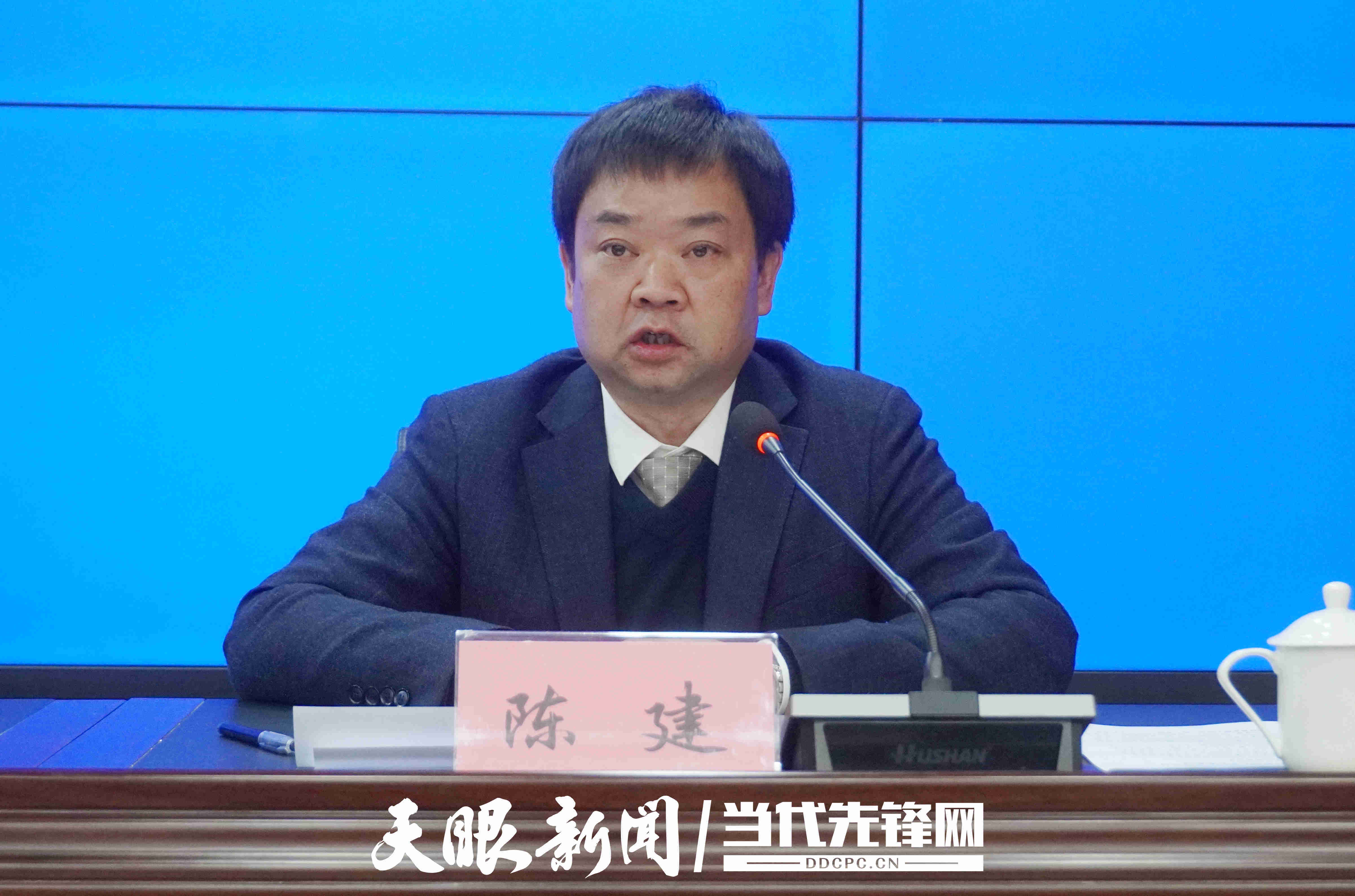 安顺市委教育工委委员,市教育局党组成员,副局长陈建就在校学生体育课