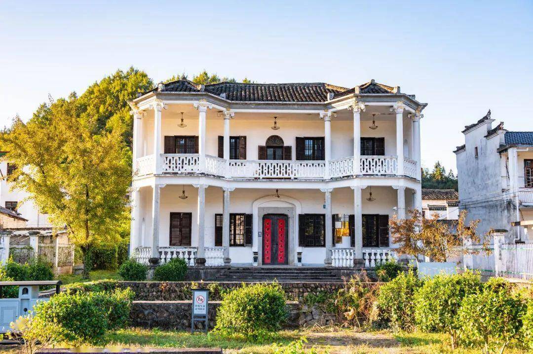 最後來到此次旅行的終點——村史館(知還山莊),主樓外部為西班牙建築