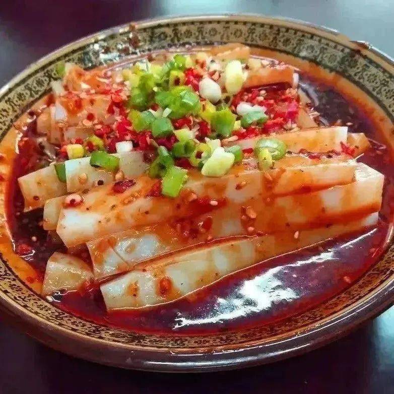 *双江凉粉作为潼南的名小吃双江凉粉集麻,辣,鲜,香为一体闻着香 吃着