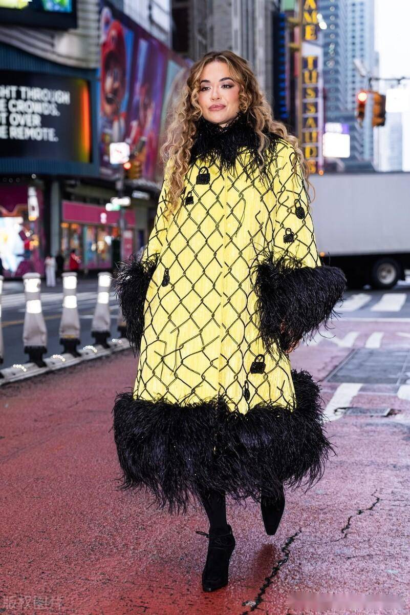 街拍:瑞塔-奥拉黄色羽毛大衣 短靴优雅女人_演出_奥拉_美国纽约