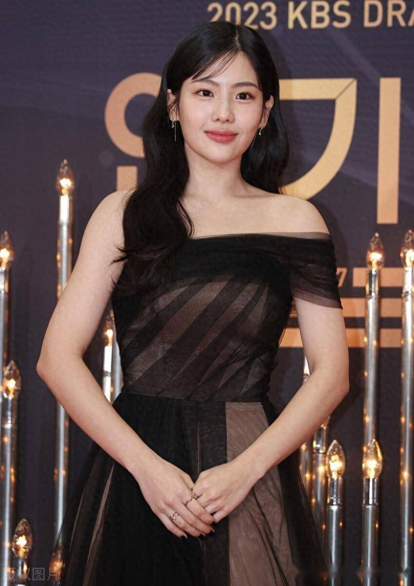 群星荟萃,赵雅兰亮相2023kbs演技大赏红毯,大眼睛炯炯有神