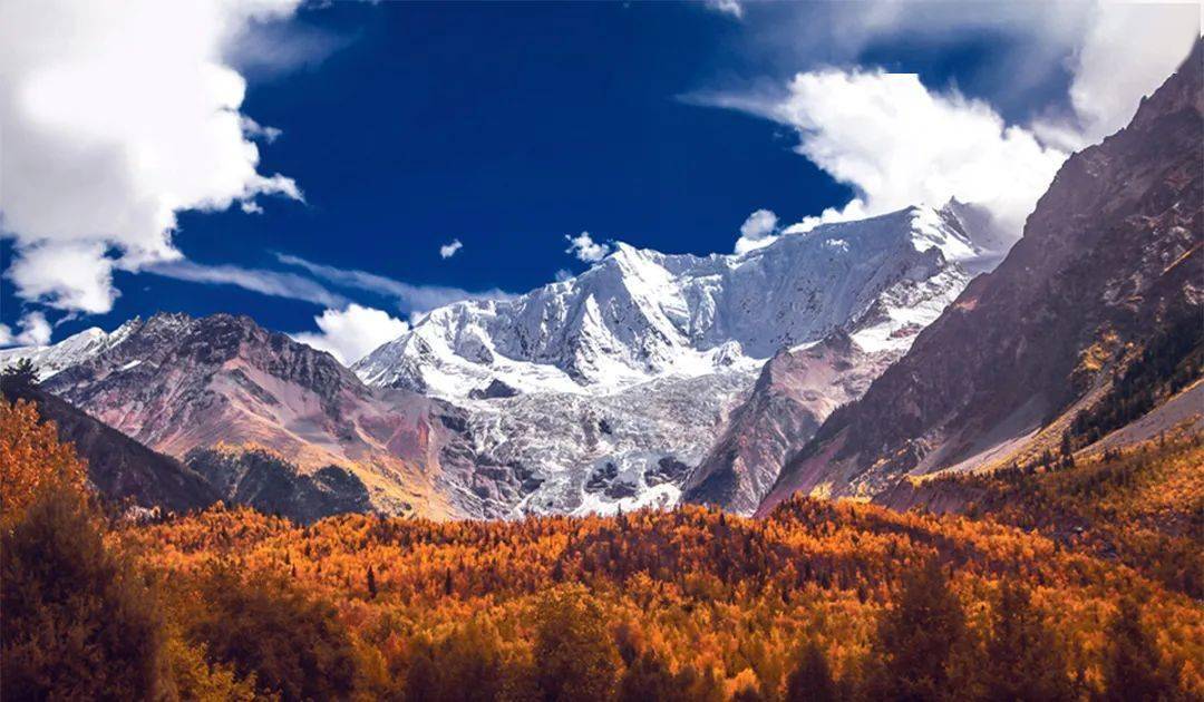 29°的位置,受喜玛拉雅山东段的气候影响,郁郁森林四季常青,头裹银帕