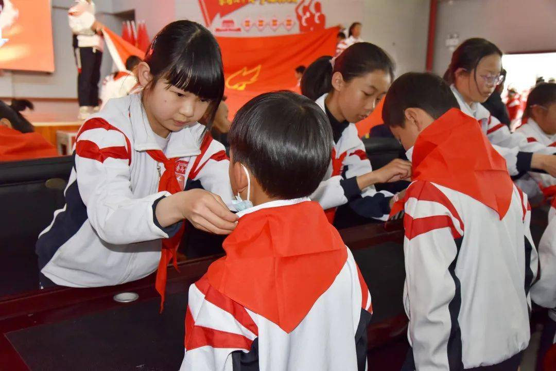 古城区文荣学校少先队迎来"新鲜血液"_少先队员_红领巾_光荣
