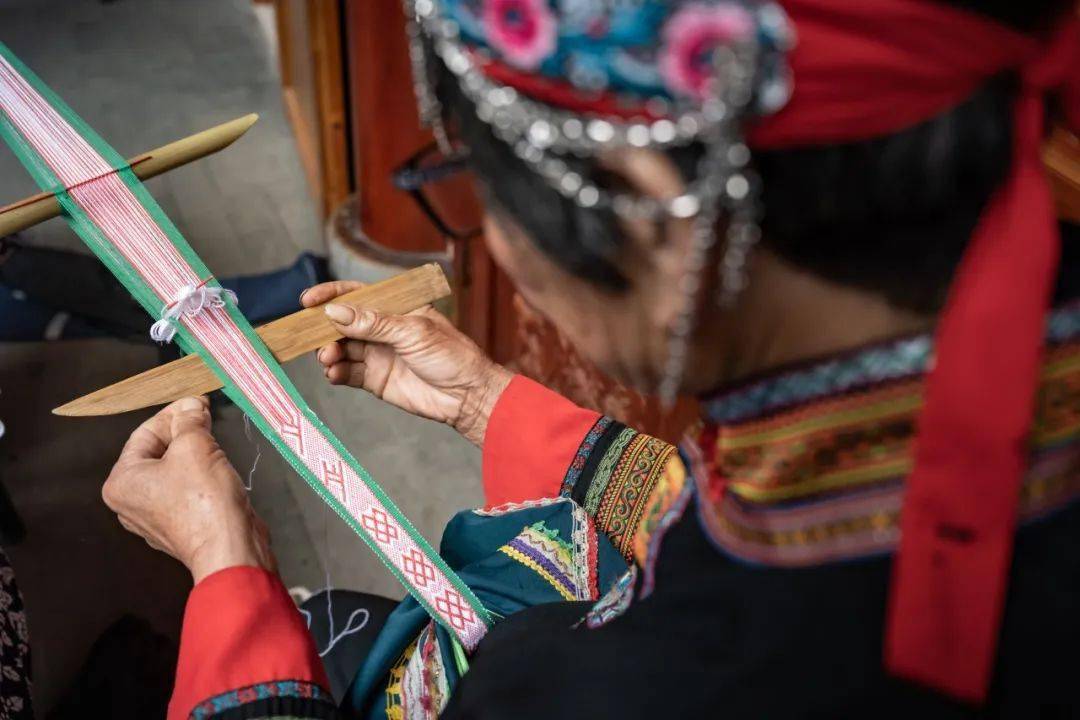 畲族男女身著繡藝精妙,針法繁多,繡有飛禽走獸,花鳥蟲魚,農舍車馬以及