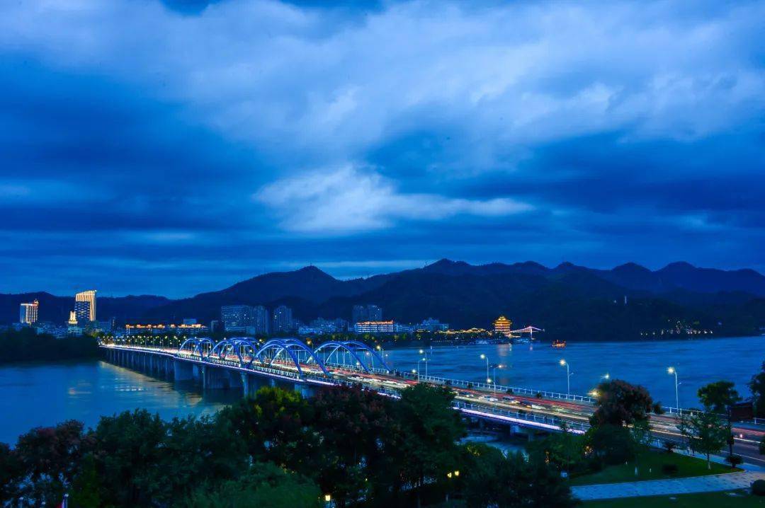 潇洒桐庐,满城璀璨庆新年!_富春江_霓虹_城市