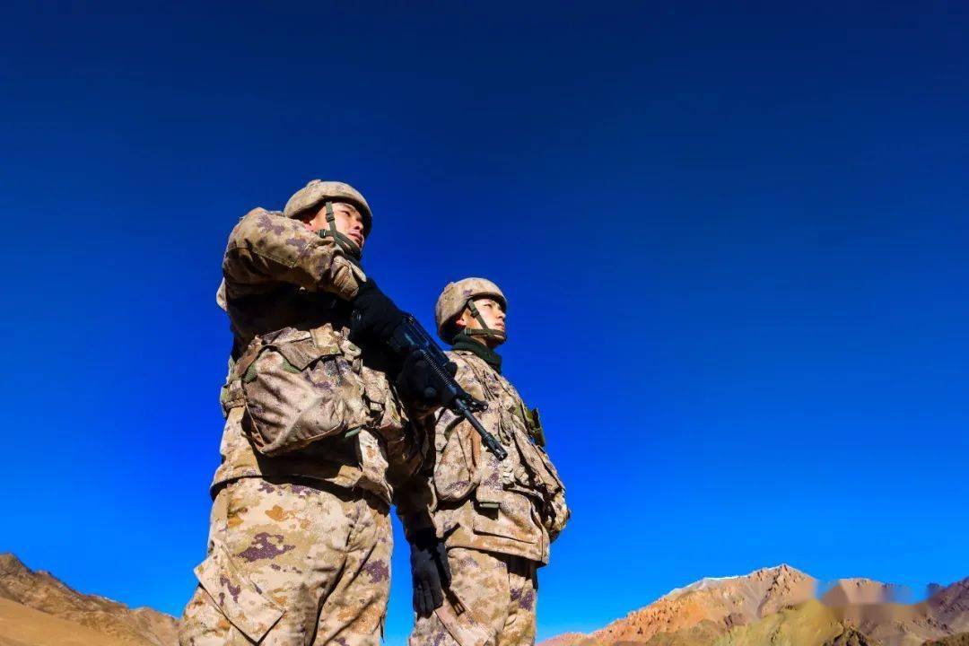 火箭军某部在营区举行升国旗仪式▲西部战区空军某部官兵军容严整