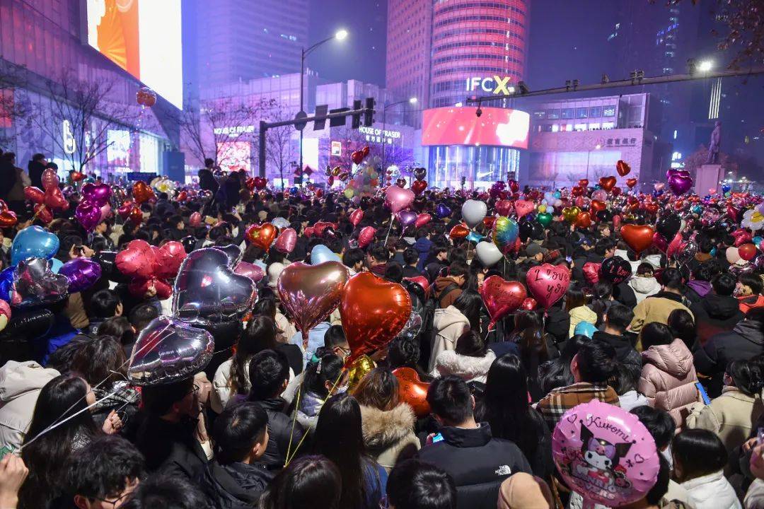 这…是跨年夜的青岛!五四广场挤到没信号,在石老人被踩了好几脚!