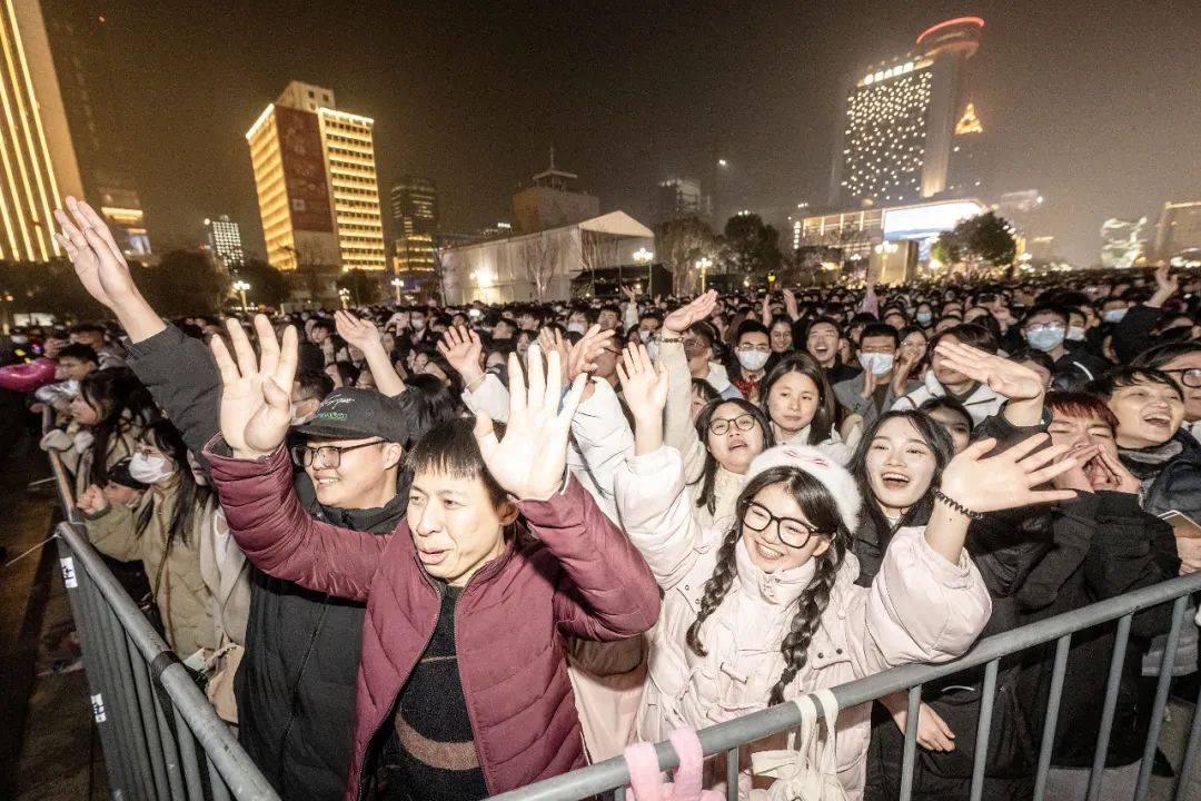 这…是跨年夜的青岛!五四广场挤到没信号,在石老人被踩了好几脚!