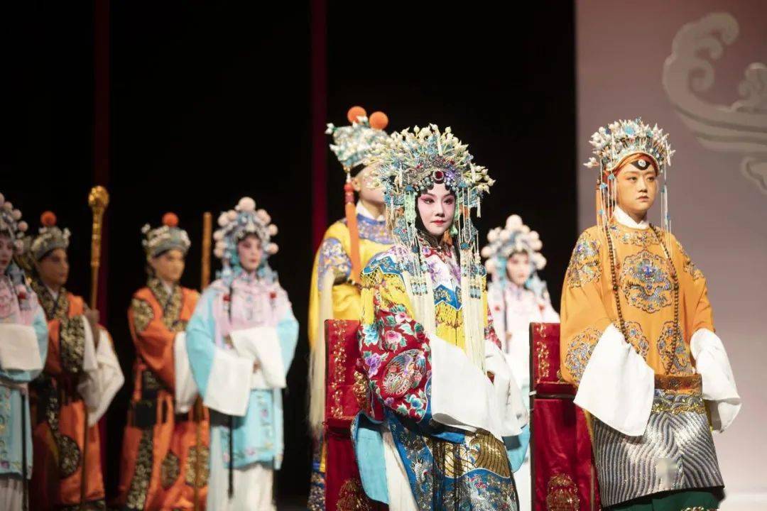 《秦香蓮》特邀京劇名家,張派傳人,京劇表演藝術家薛亞萍擔任復排指導