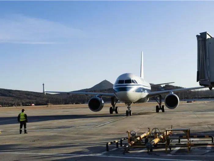 元旦假期,延吉机场保障运输起降111架次,旅客吞吐量13142人次,货邮