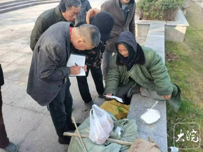 山东一男子流落阜南 志愿者自掏腰包驱车送其回家_温保明_丁阳_鄄城县