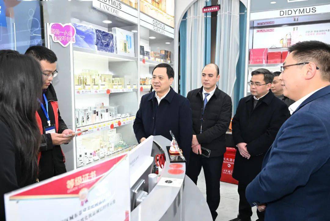 副主任,市委秘书长吴依群,副市长,袁州区委书记江东灿一同或陪同调研